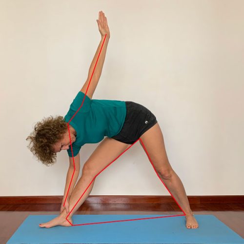 iogaiyengarsitges_que-es-ioga_trikona-vermell